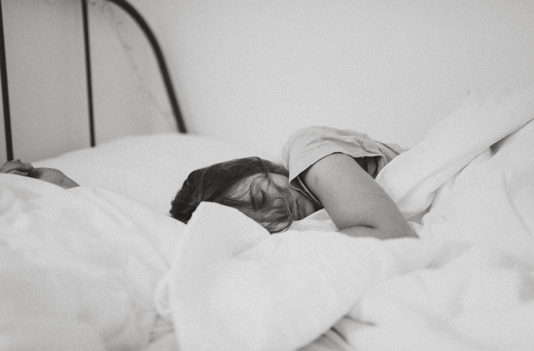mulher a dormir na cama