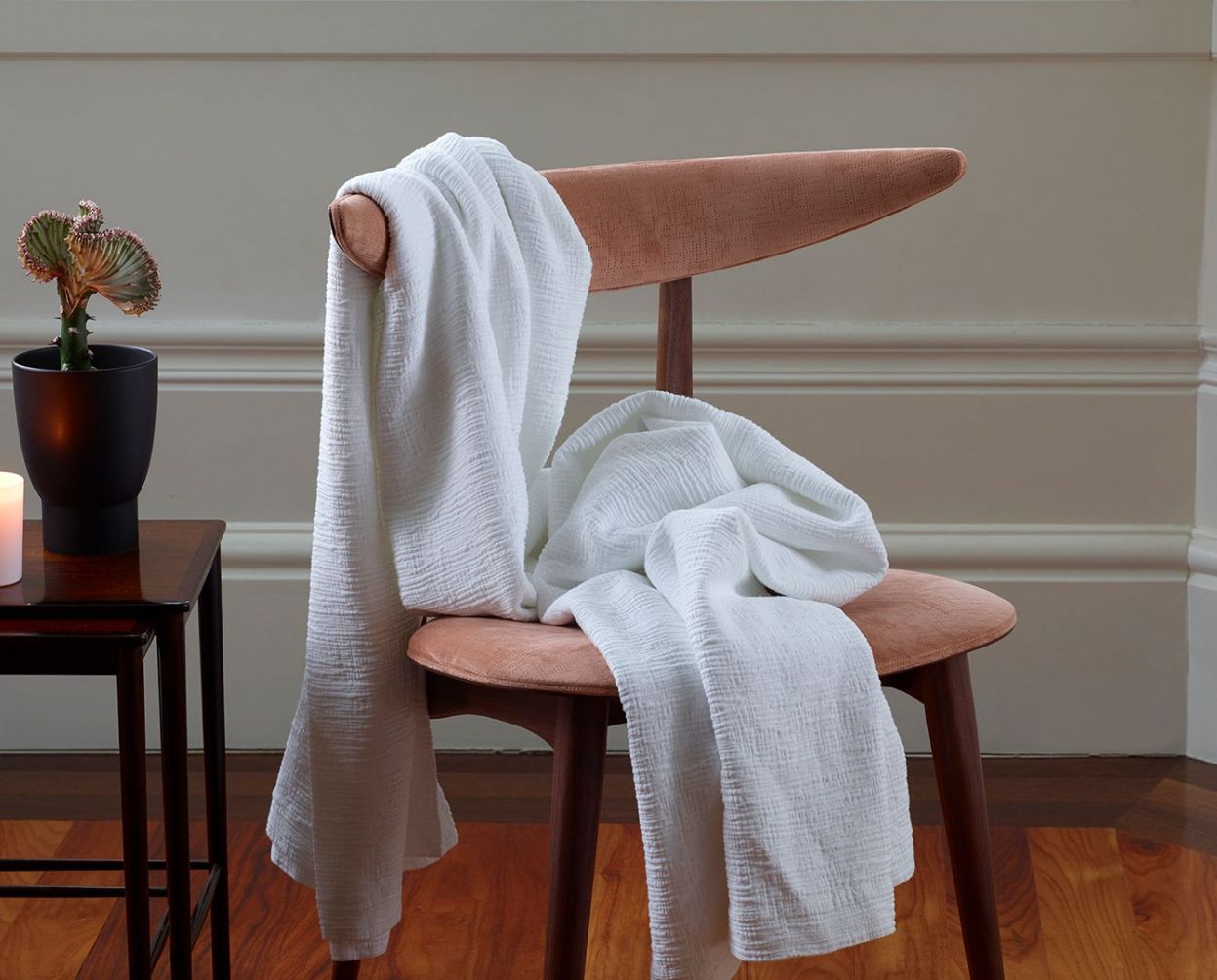 colcha matelasse colmol branco na cadeira