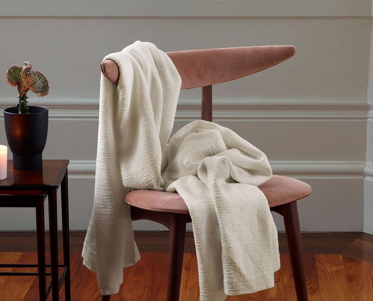 colcha matelasse colmol creme na cadeira