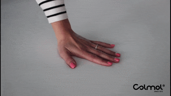gif-mao-tocar-sobre-colchao-viscoelastica-colmol