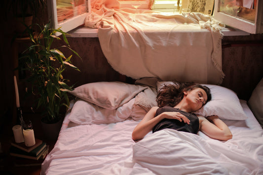 Mulher a dormir na cama