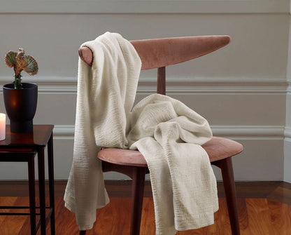 colcha matelasse colmol creme na cadeira